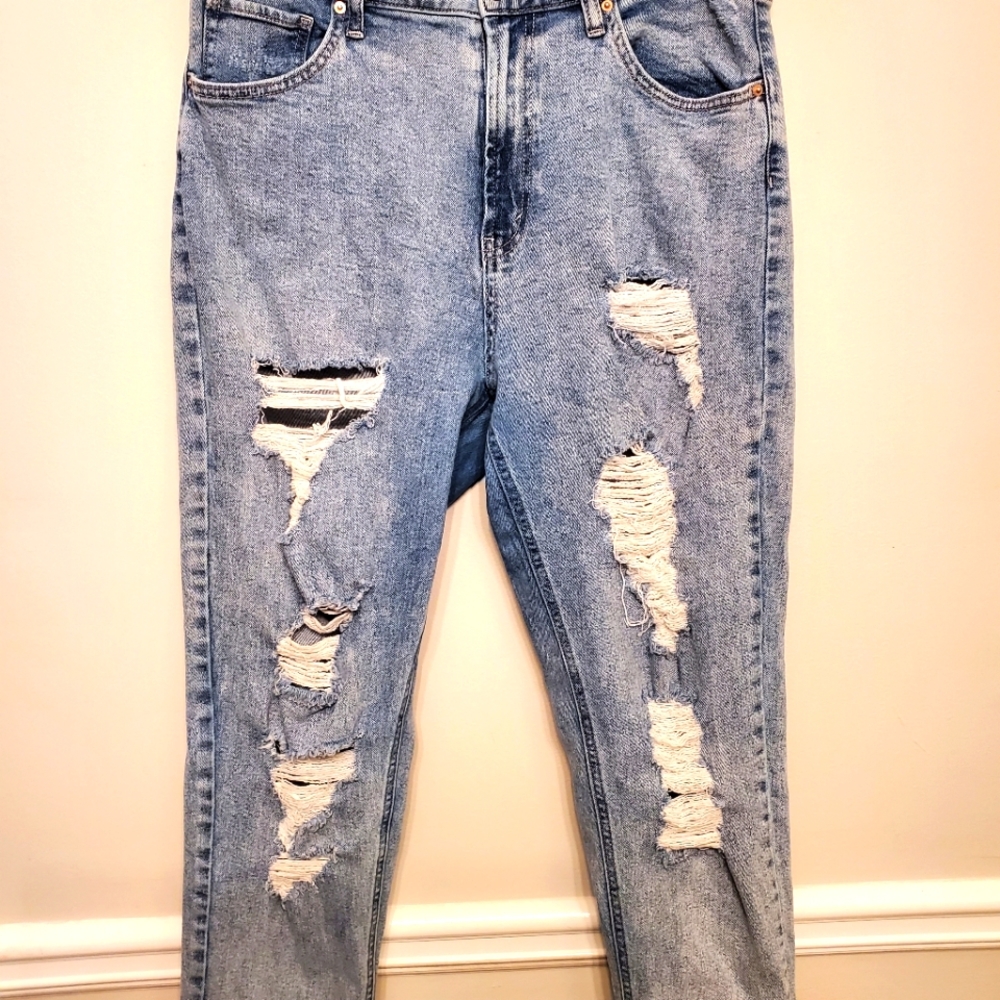Wild Fable Women’s Sz 14 High Rise Mom Jeans Straight Distressed Light Wash